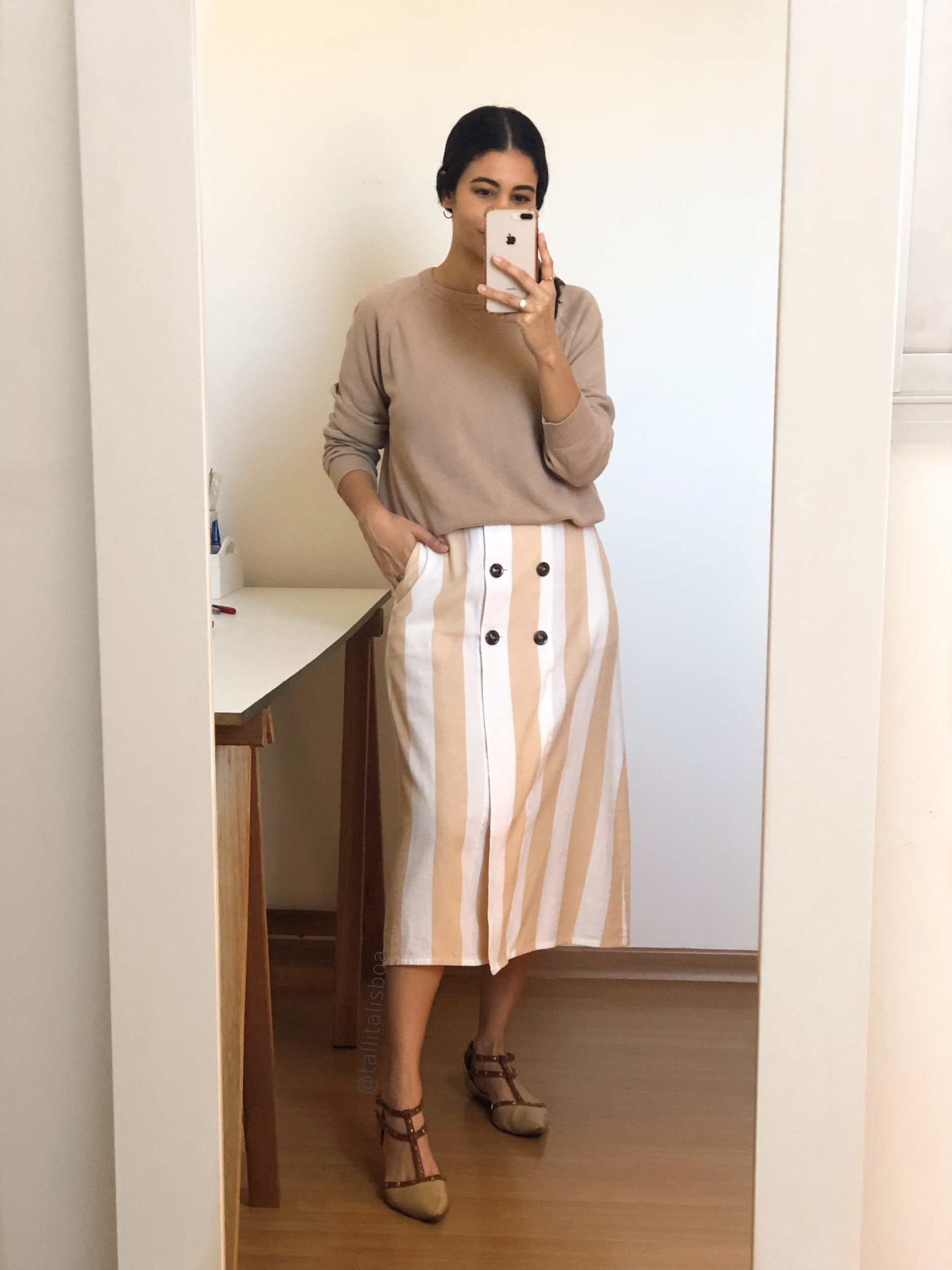 look-saia-midi-listrada-e-tricot-marrom