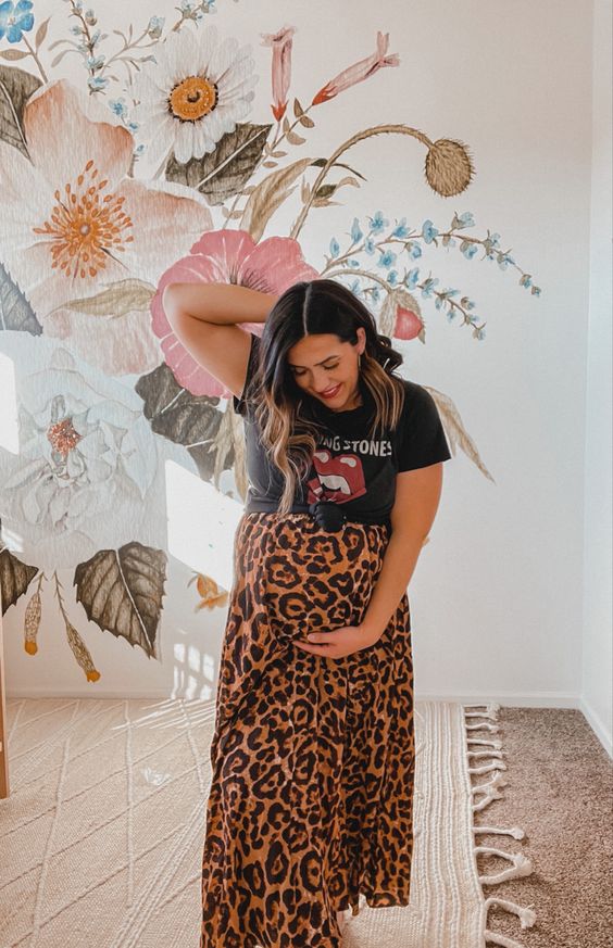 looks para gravidas saia midi e camiseta de banda