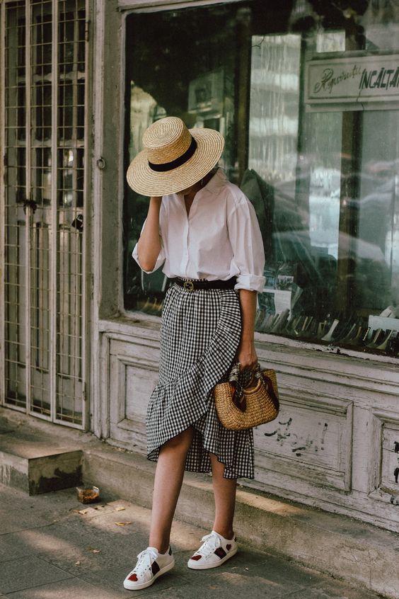 como usar camisa branca feminina com saia - Foto Couturezilla