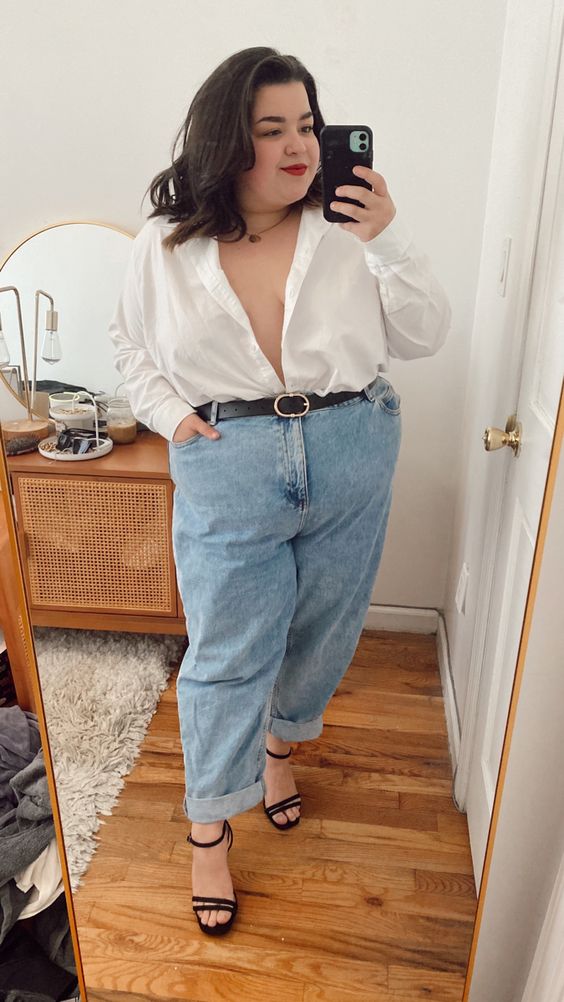 look plus size jeans e camisa branca - Foto Jordan Bogigian