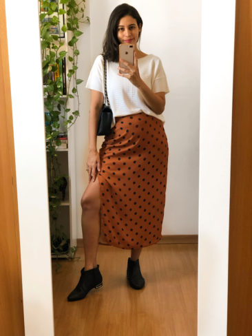 look-outono-saia-midi-e-bota-cano-curto