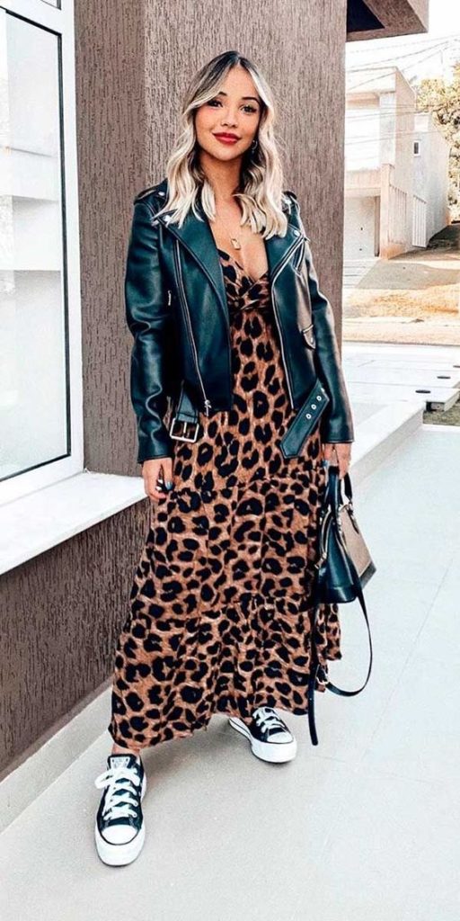 look para outono vestido de oncinha e jaqueta de couro