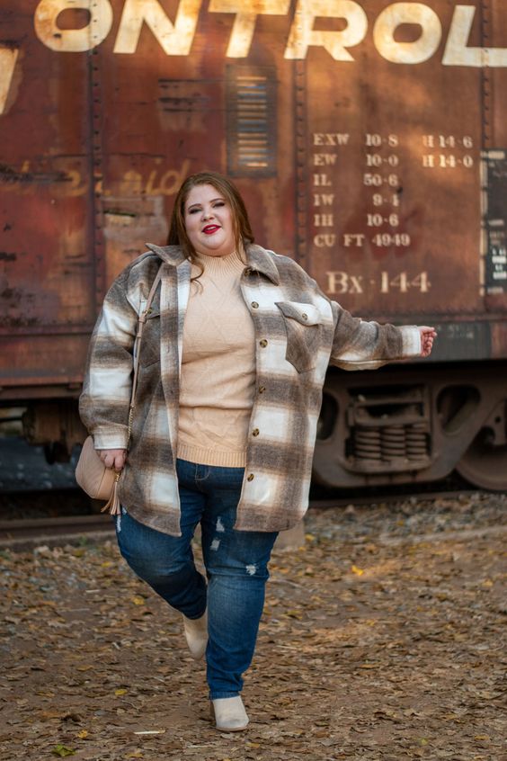 look de inverno plus size com Jaqueta Shacket