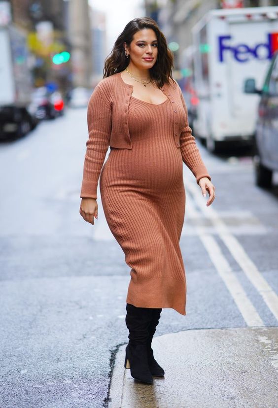 looks estilosos para gravidas vestido e bota - ashley graham