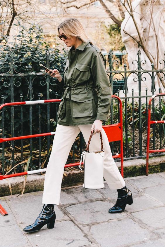 looks estilosos para o inverno usando parka verde militar