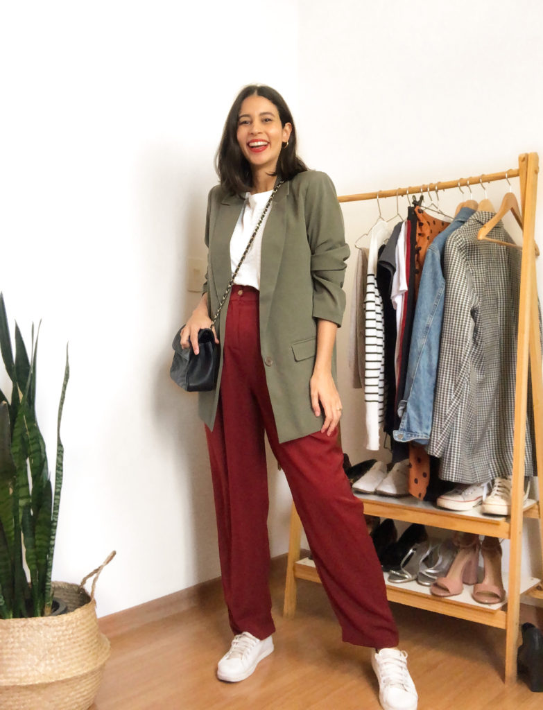 look calca vinho e blazer verde militar